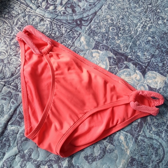 Bikini - Picture 2 of 3